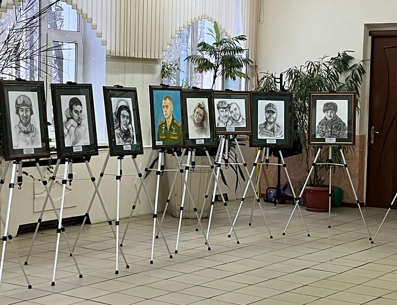 В перовской школе открылась патриотическая выставка