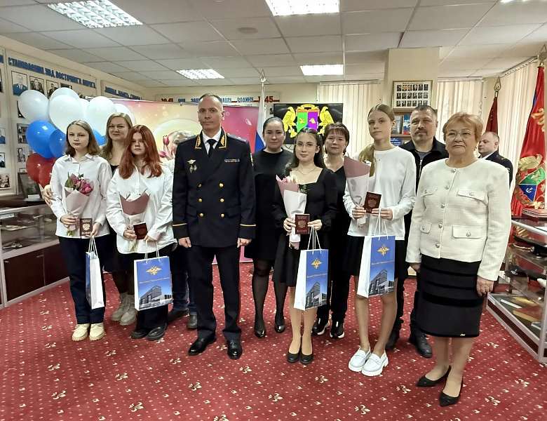 В преддверии 8 Марта юным москвичкам Восточного округа торжественно вручили паспорта