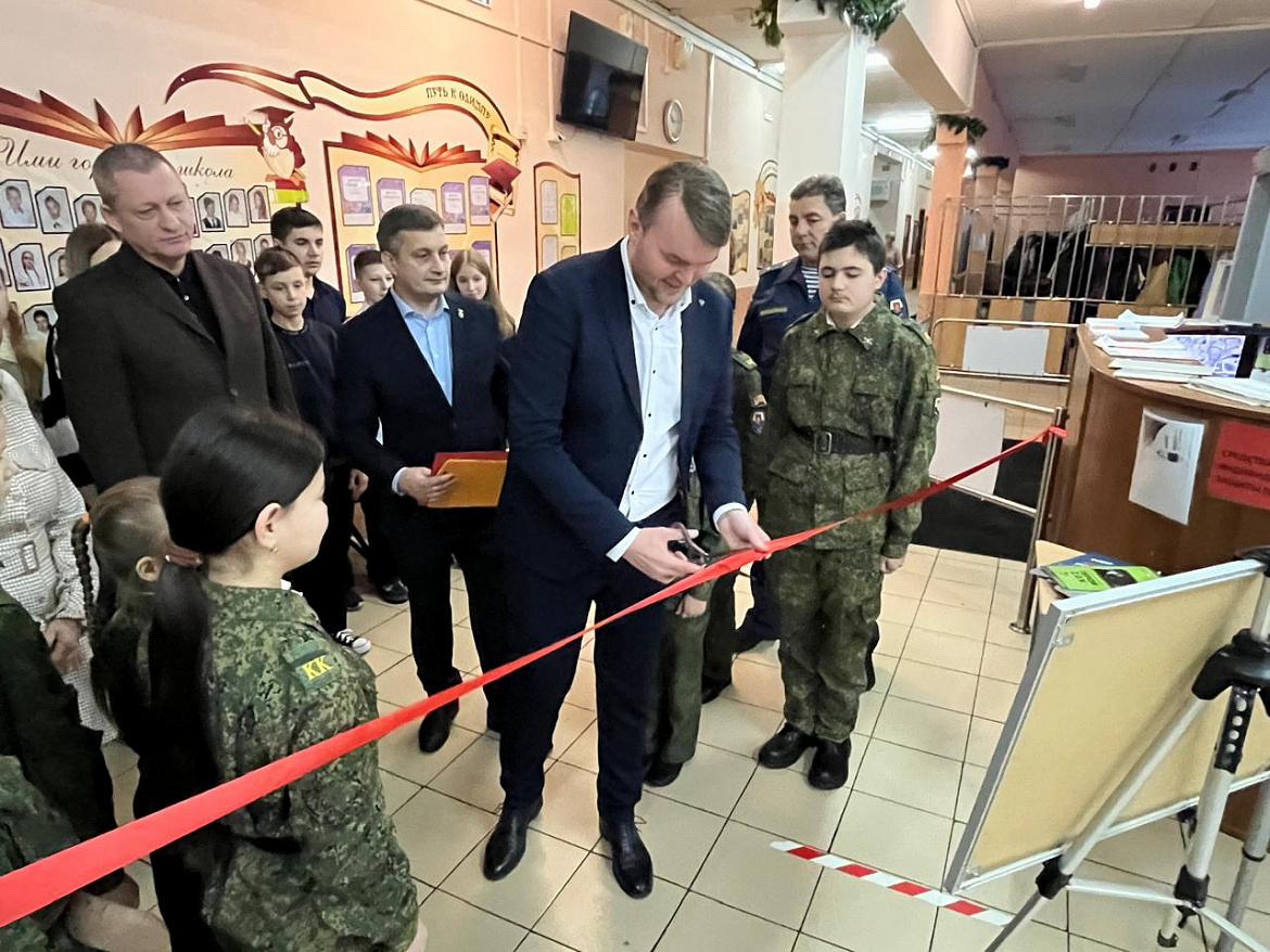В перовской школе открылась патриотическая выставка
