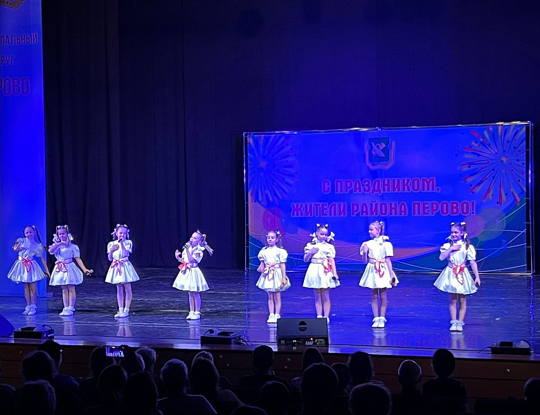 После праздничного концерта перовчане получили куличи к Пасхе 