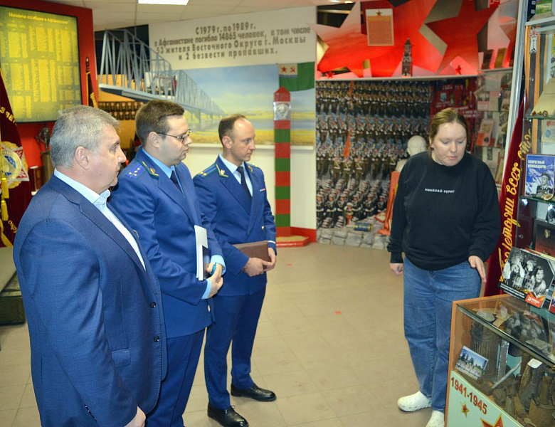 Перовский межрайонный прокурор г. Москвы Михаил Попик, а также его заместитель Денис Горкун  провели личный прием участников СВО и членов их семей