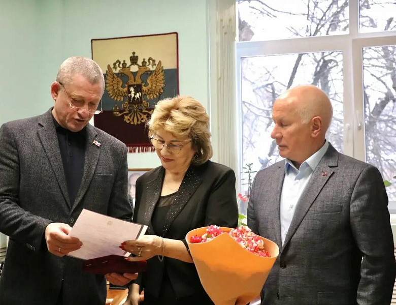 Галине Певневой вручили знак Почётного жителя муниципального округа Перово