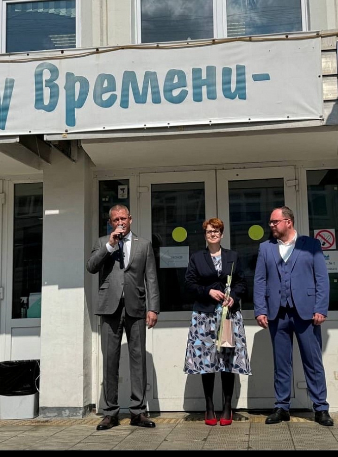 Перовские депутаты поздравили школьников на «Последнем звонке»