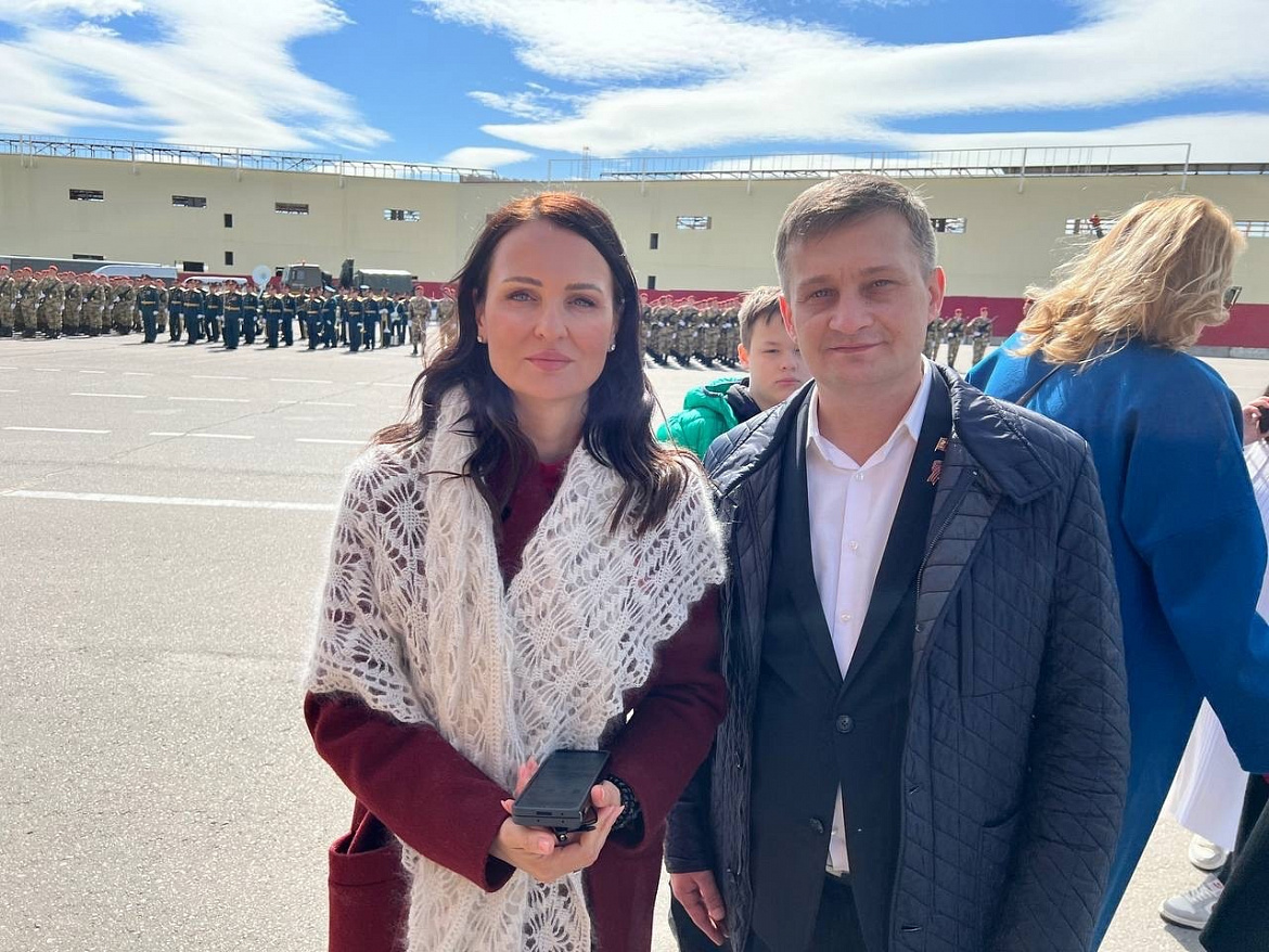 Татьяна Буцкая вручила благодарственное письмо Григорию Емельяненко