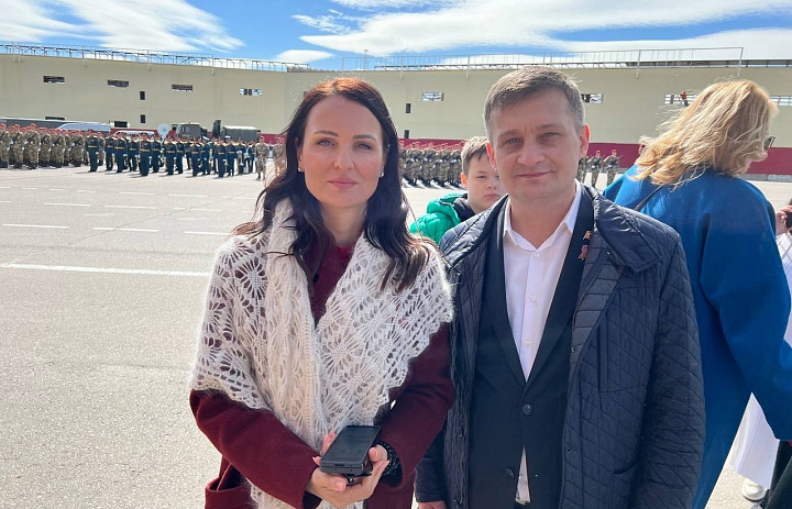 Татьяна Буцкая вручила благодарственное письмо Григорию Емельяненко
