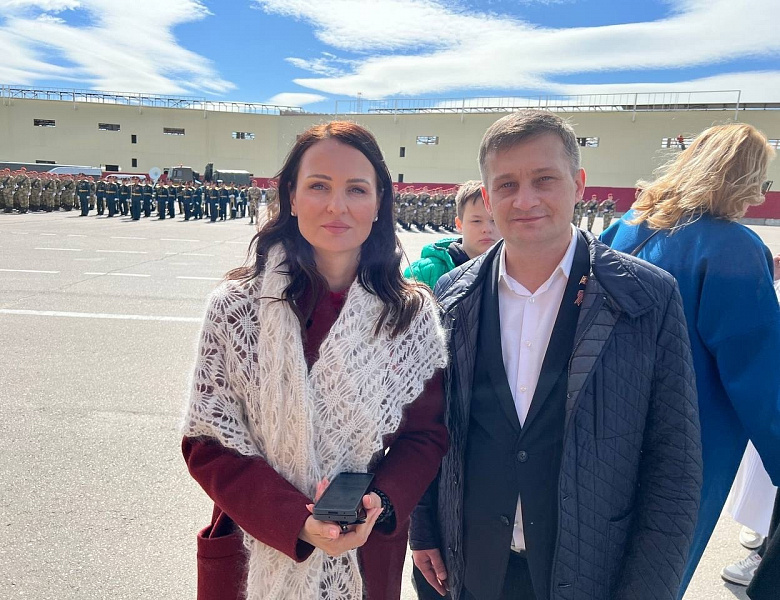 Татьяна Буцкая вручила благодарственное письмо Григорию Емельяненко