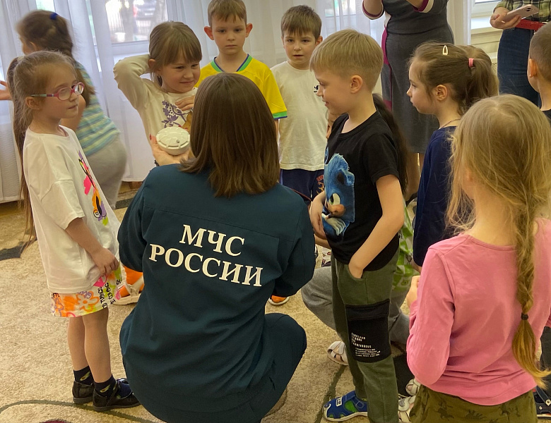 В корпусах перовской школы поговорили о безопасности