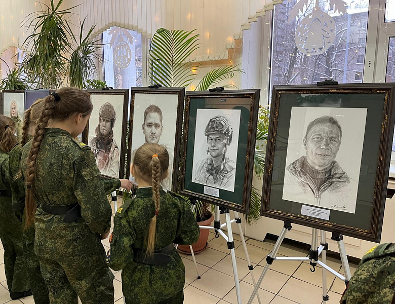В перовской школе открылась патриотическая выставка