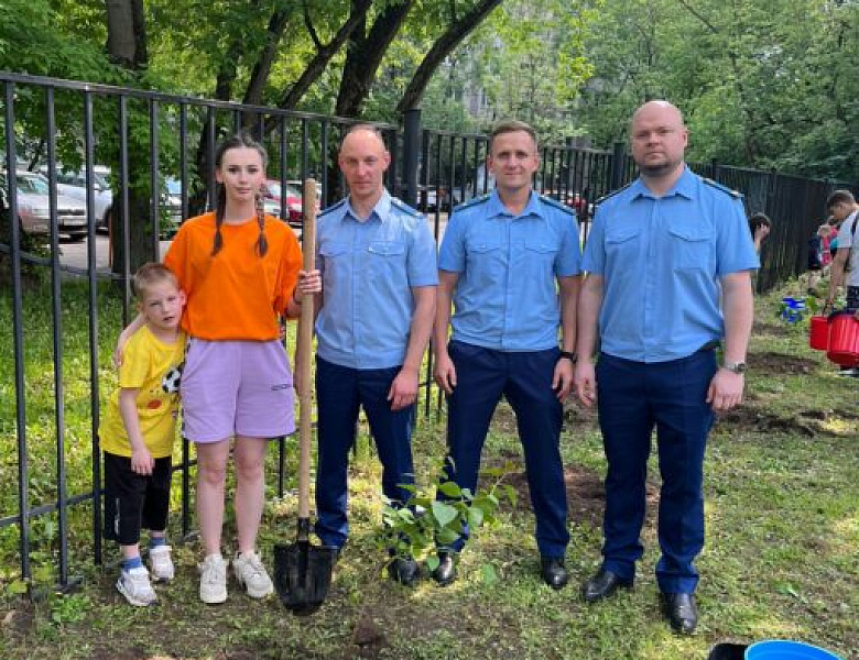 Перовский межрайонный прокурор Попик Михаил Юрьевич, первый заместитель межрайонного прокурора Носов Е.А., заместитель межрайонного прокурора Сергеев А.В. приняли участие в проведении торжественной линейки в ГБУ ЦССВ «Радуга»