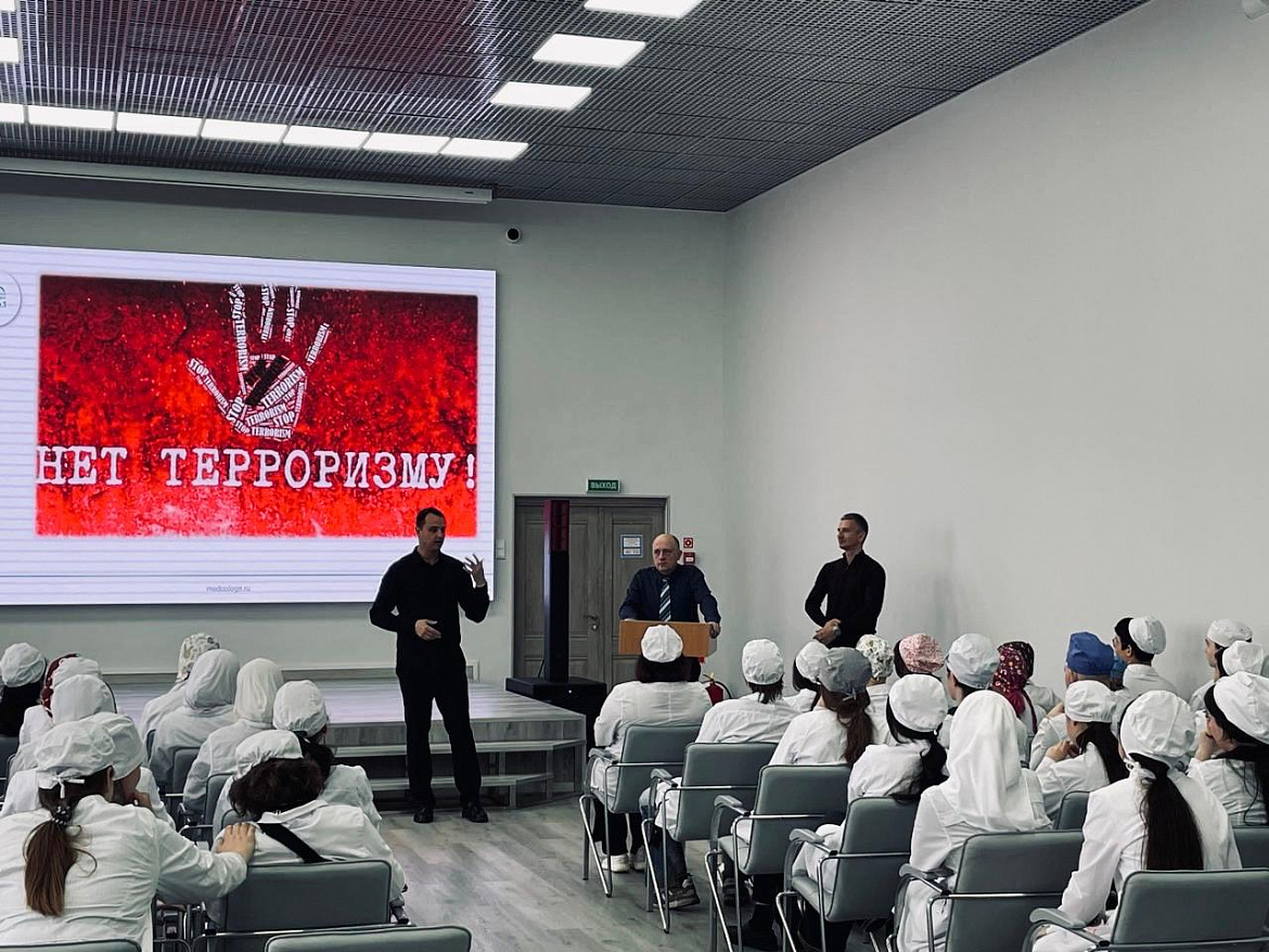 Сотрудники центра противодействия экстремизму совестно с членом общественного совета провели лекцию для студентов Медицинского колледжа