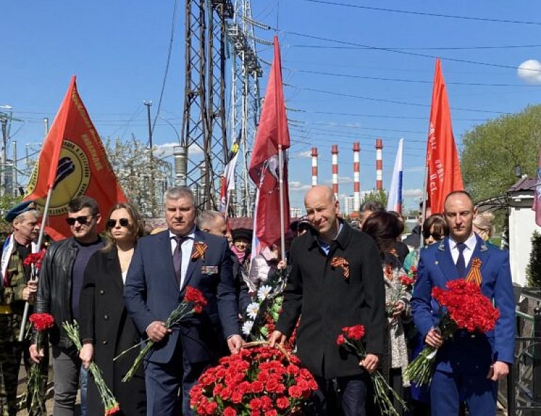 Перовский межрайонный прокурор Михаил Юрьевич Попик принял участие в торжественном возложении цветов к братской могиле