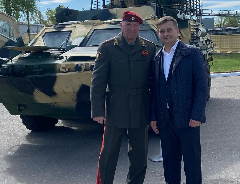 Татьяна Буцкая вручила благодарственное письмо Григорию Емельяненко