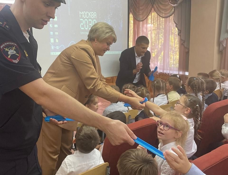 Юным перовчанам раздали световозвращающие браслеты во время акции