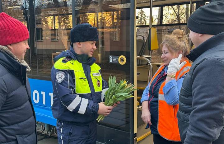 Полицейские совместно с Общественным советом при УВД по ВАО провели акцию «Цветы для автоледи»