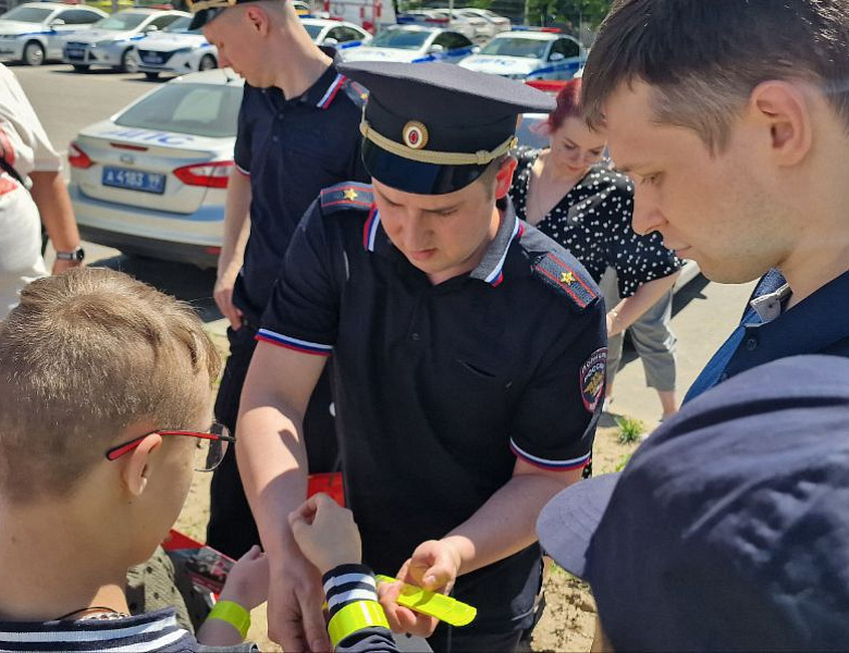 Полицейские совместно с Членом Общественного Совета при УВД по ВАО Марией Сёминой встретились с воспитанниками центра содействия семейному воспитанию «Маяк» в преддверии дня защиты детей