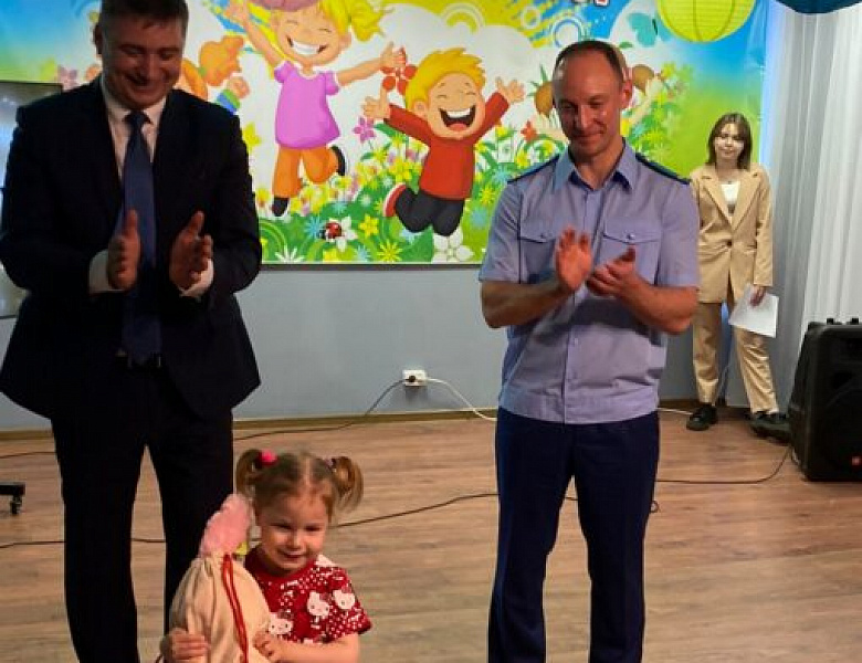 Перовский межрайонный прокурор Попик Михаил Юрьевич, первый заместитель межрайонного прокурора Носов Е.А., заместитель межрайонного прокурора Сергеев А.В. приняли участие в проведении торжественной линейки в ГБУ ЦССВ «Радуга»