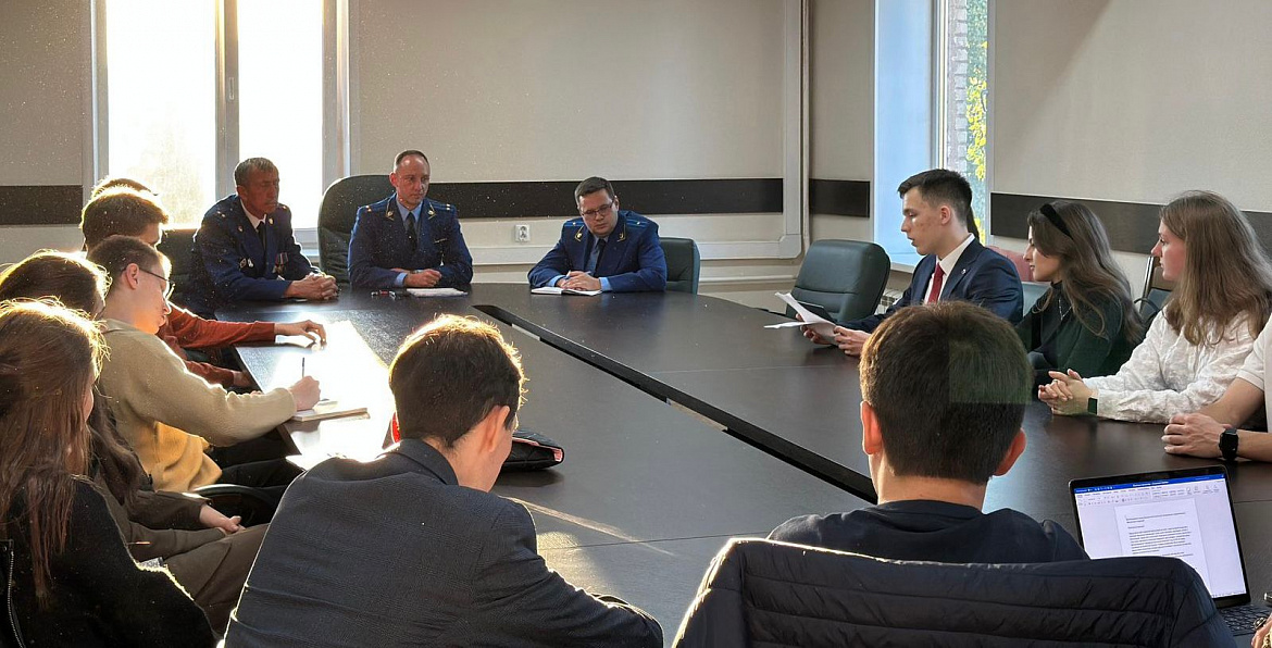 Перовской межрайонной прокуратурой совместно с Советом ветеранов прокуратуры проведен научно-практический круглый стол
