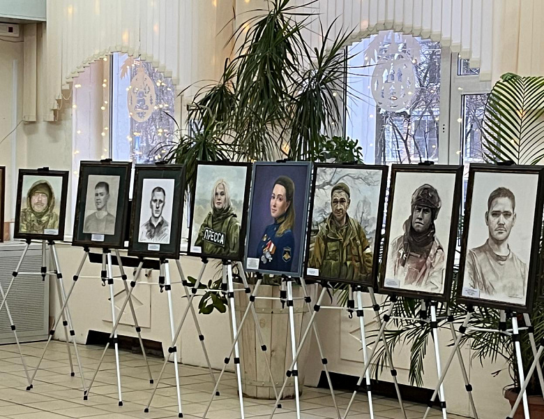 В перовской школе открылась патриотическая выставка