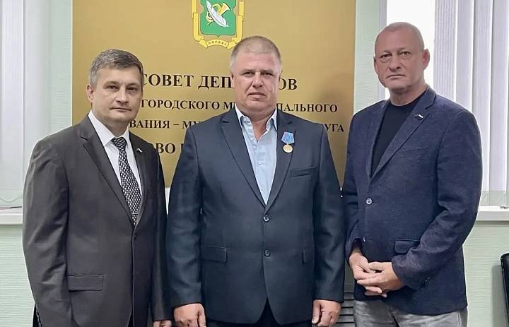 В Перово родителям погибшего бойца вручили награды