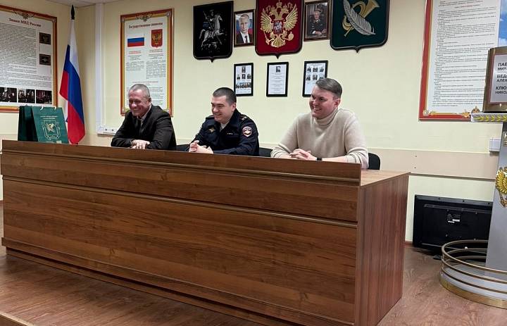 В Перово сотрудников полиции поздравили с наступающим профессиональным праздником