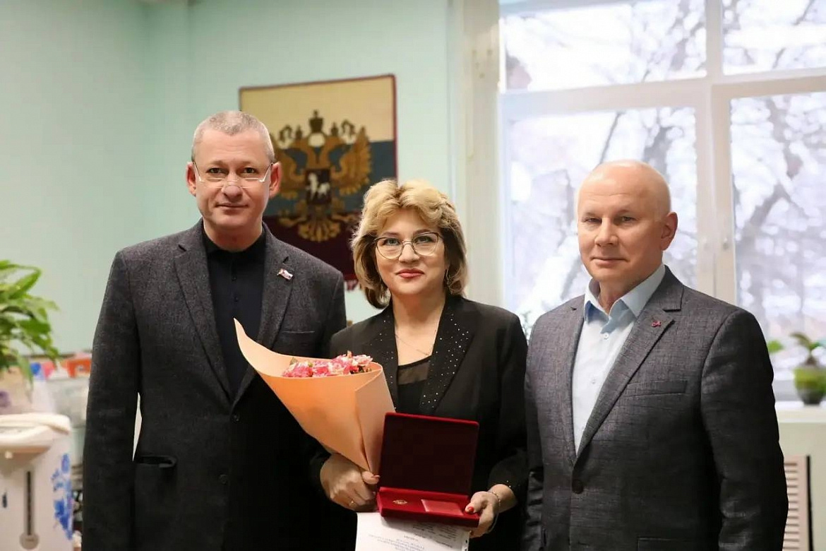 Галине Певневой вручили знак Почётного жителя муниципального округа Перово