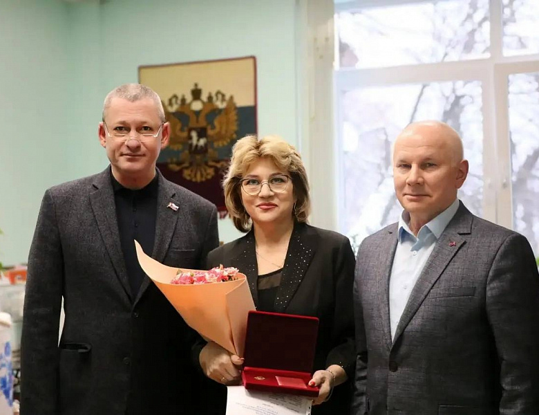 Галине Певневой вручили знак Почётного жителя муниципального округа Перово