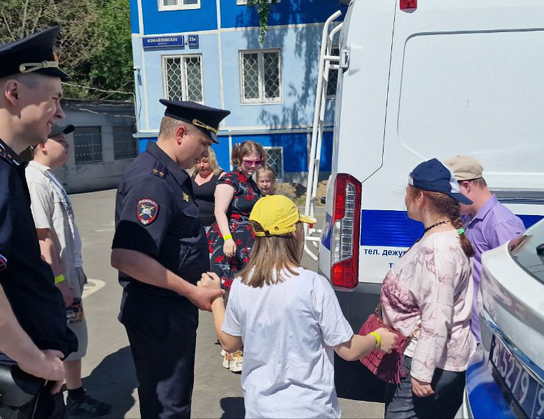 Полицейские совместно с Членом Общественного Совета при УВД по ВАО Марией Сёминой встретились с воспитанниками центра содействия семейному воспитанию «Маяк» в преддверии дня защиты детей