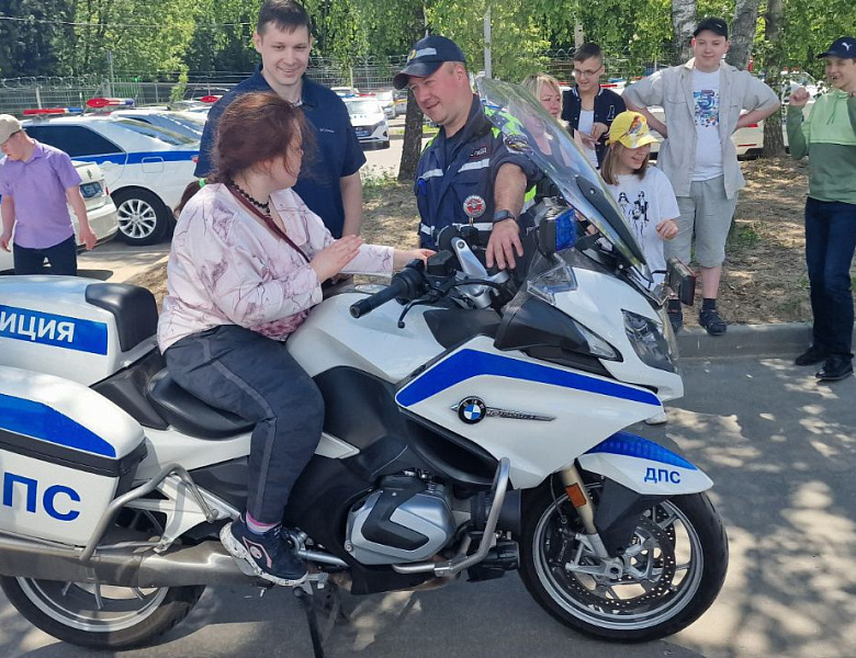 Полицейские совместно с Членом Общественного Совета при УВД по ВАО Марией Сёминой встретились с воспитанниками центра содействия семейному воспитанию «Маяк» в преддверии дня защиты детей