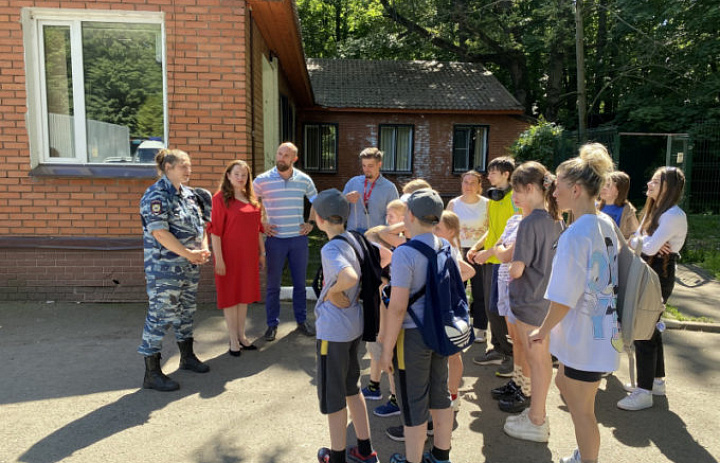 Члены Общественного совета при УВД по ВАО организовали экскурсию для детей в Центр кинологической службы