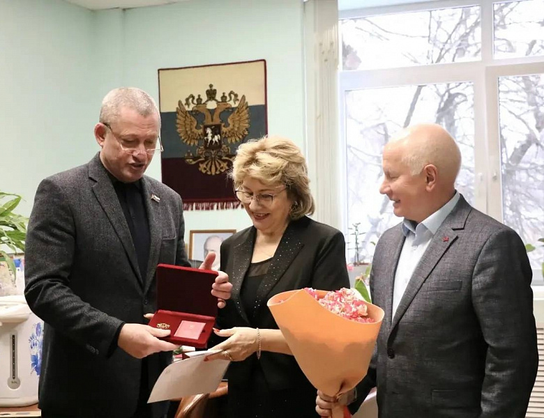 Галине Певневой вручили знак Почётного жителя муниципального округа Перово