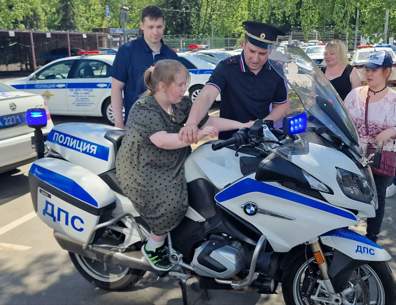 Полицейские совместно с Членом Общественного Совета при УВД по ВАО Марией Сёминой встретились с воспитанниками центра содействия семейному воспитанию «Маяк» в преддверии дня защиты детей