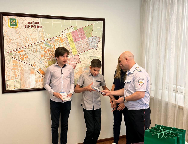 Юным перовчанам вручили паспорта