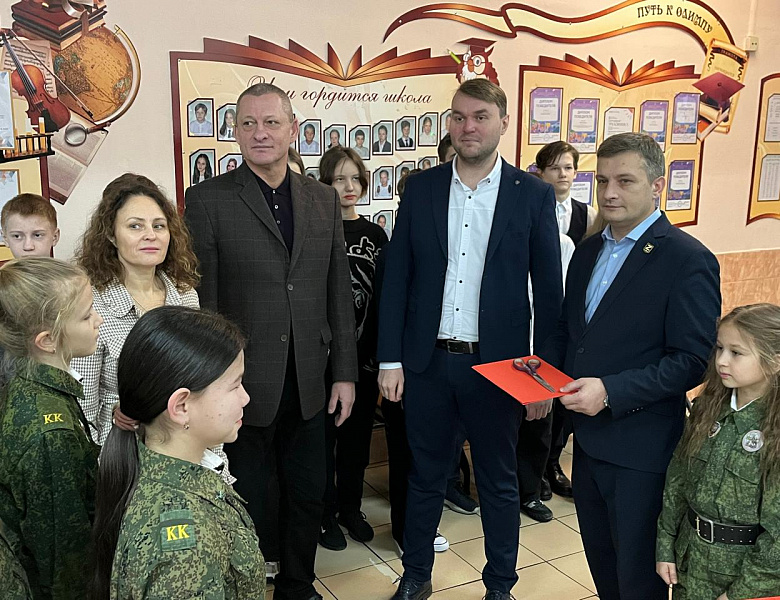 В перовской школе открылась патриотическая выставка