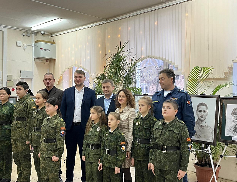 В перовской школе открылась патриотическая выставка