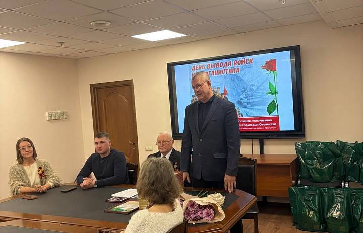 Перовских воинов-интернационалистов поздравили с праздниками