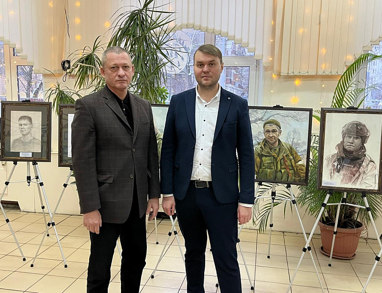 В перовской школе открылась патриотическая выставка