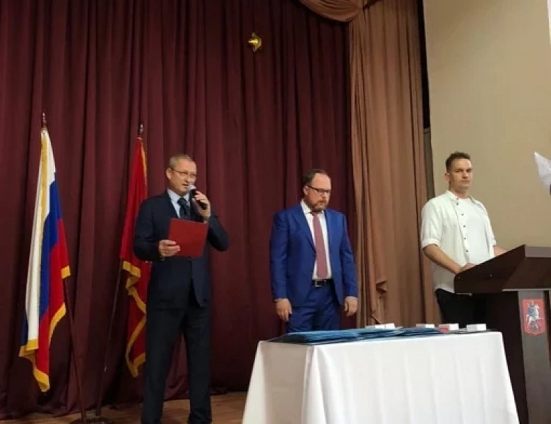 Перовские выпускники простились со школой 