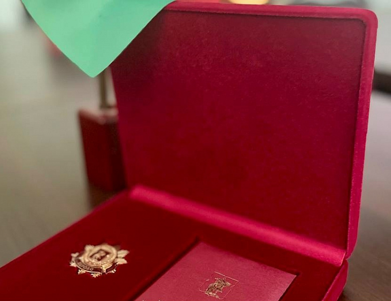Галине Певневой вручили знак Почётного жителя муниципального округа Перово