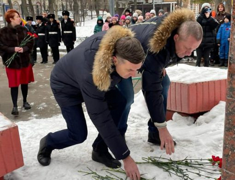 В Перово возложили цветы к памятнику Олега Кошевого