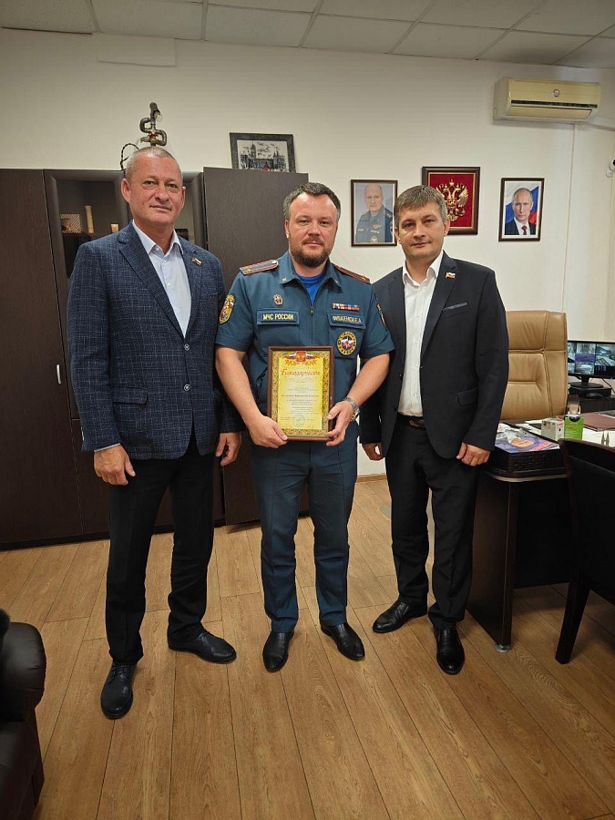 Перовские депутаты поздравили сотрудников Госпожнадзора