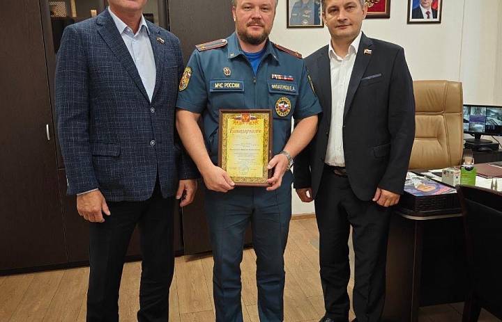 Перовские депутаты поздравили сотрудников Госпожнадзора