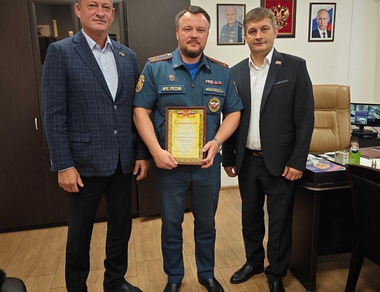 Перовские депутаты поздравили сотрудников Госпожнадзора