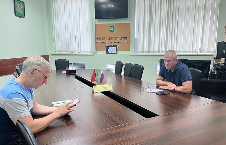 Андрей Тюрин рассказал жительнице о порядке установки ограждающих устройств