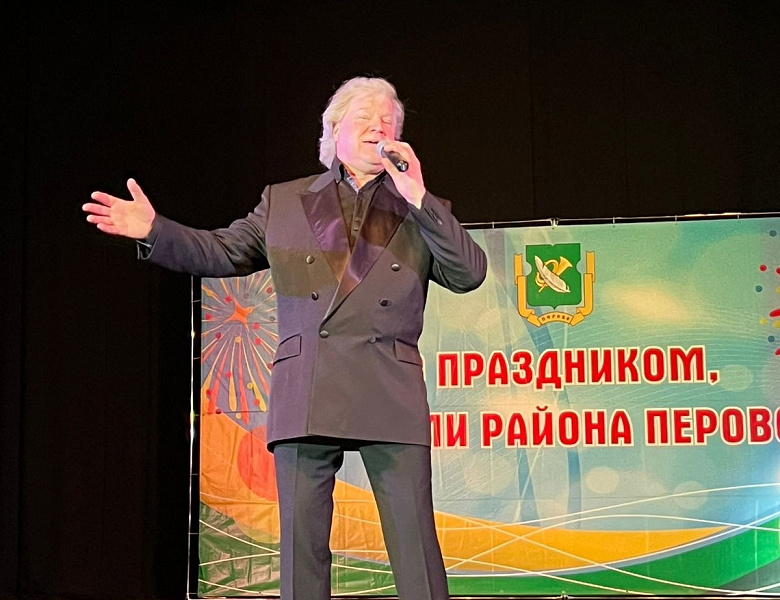 После праздничного концерта перовчане получили куличи к Пасхе 